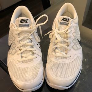 White Nike running shoes in great condition